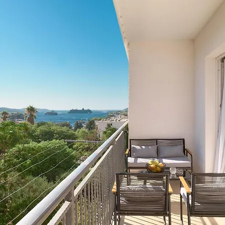 Spacious 2 Bedroom With Private Parking *