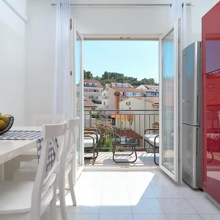Spacious 2 Bedroom With Private Parking