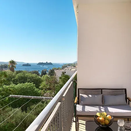 Spacious 2 Bedroom With Private Parking דירה