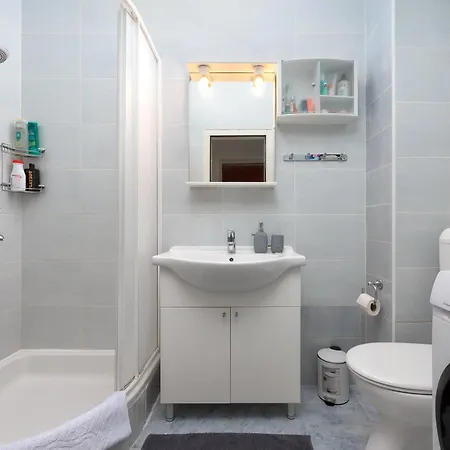Spacious 2 Bedroom With Private Parking דירה חוואר