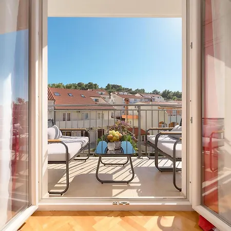 Spacious 2 Bedroom With Private Parking *