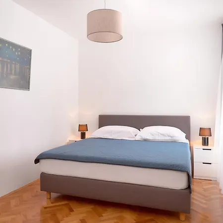 Spacious 2 Bedroom With Private Parking Lejlighed