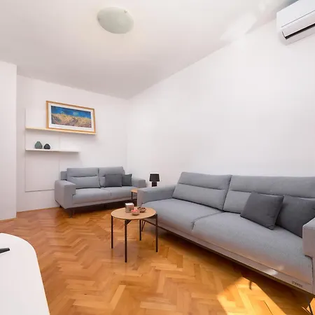 Spacious 2 Bedroom With Private Parking * Hvar Town