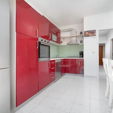 Spacious 2 Bedroom With Private Parking Apartment