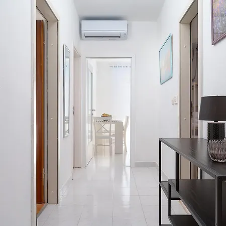 Spacious 2 Bedroom With Private Parking Apartment Hvar Town