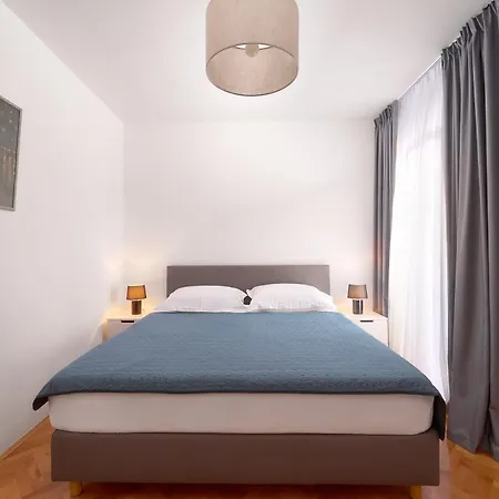 Spacious 2 Bedroom With Private Parking *