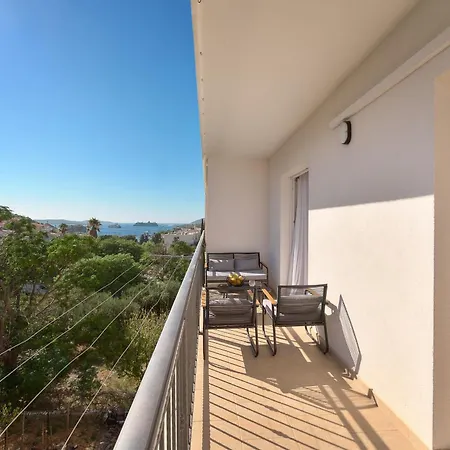 Spacious 2 Bedroom With Private Parking Apartment Hvar Town