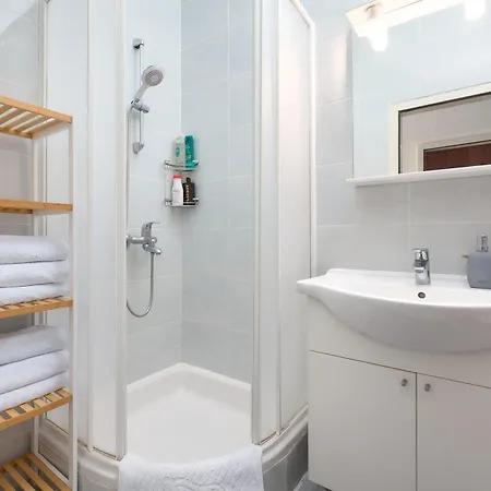 Apartment Spacious 2 Bedroom With Private Parking *